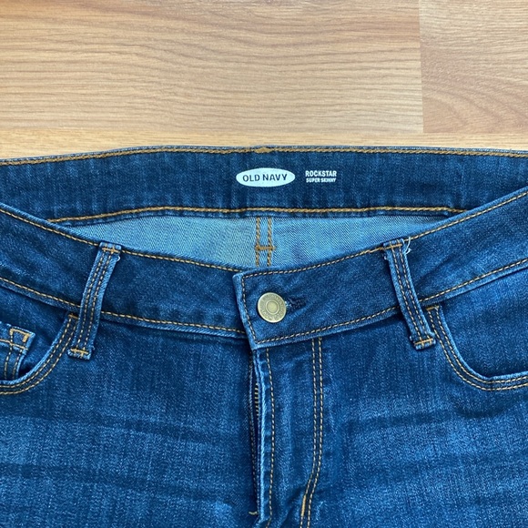 Old Navy Rockstar Super Skinny Petite Jeans - Picture 3 of 8